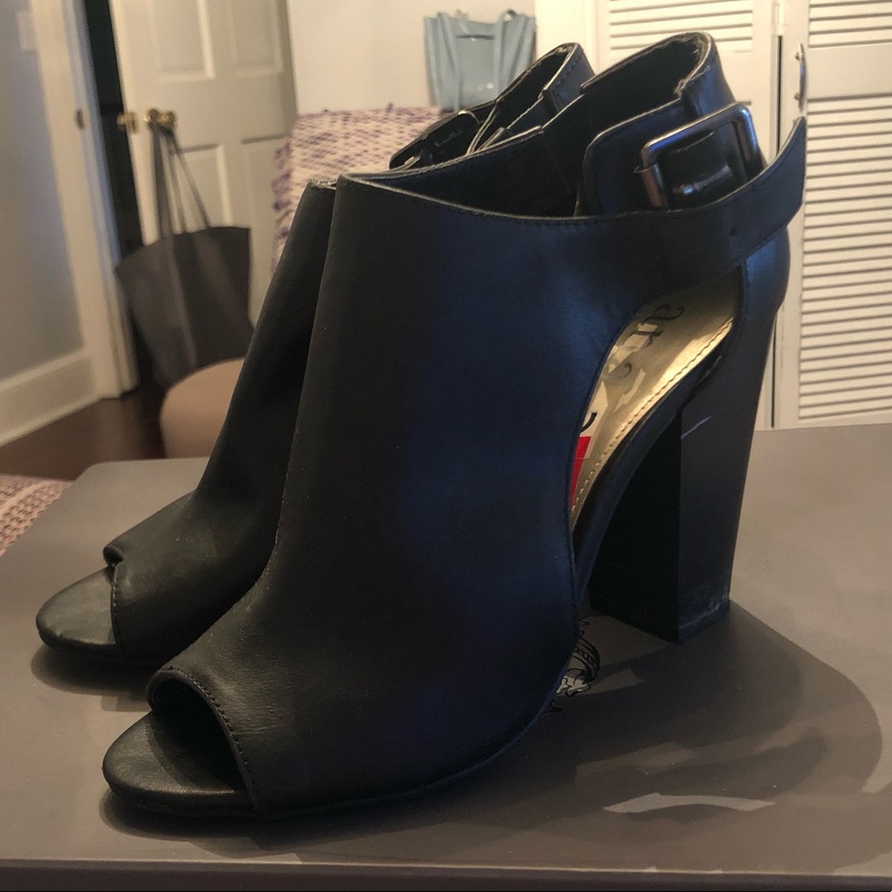 Open Toe booties in black